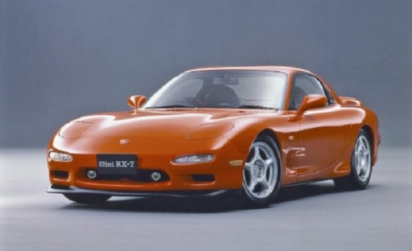 Mazda отдавна създава автомобили, които се открояват в сравнение с много други японски марки като дизайн. Успя и с третия RX-7 без особено усилие. Тези изящни извивки са конкурент на всичко готино от Италия.
